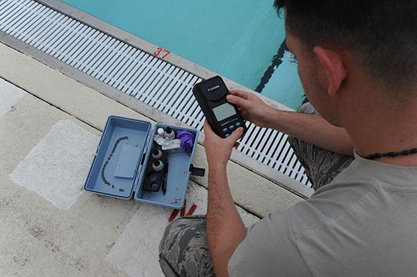 监测泳池水质的4种方法-水质分析仪